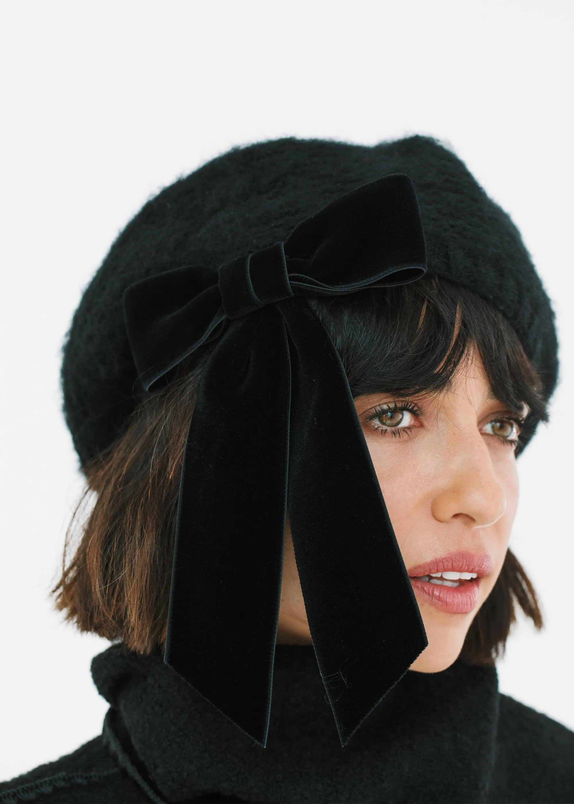 Wide Velvet Bow Beret -- Black